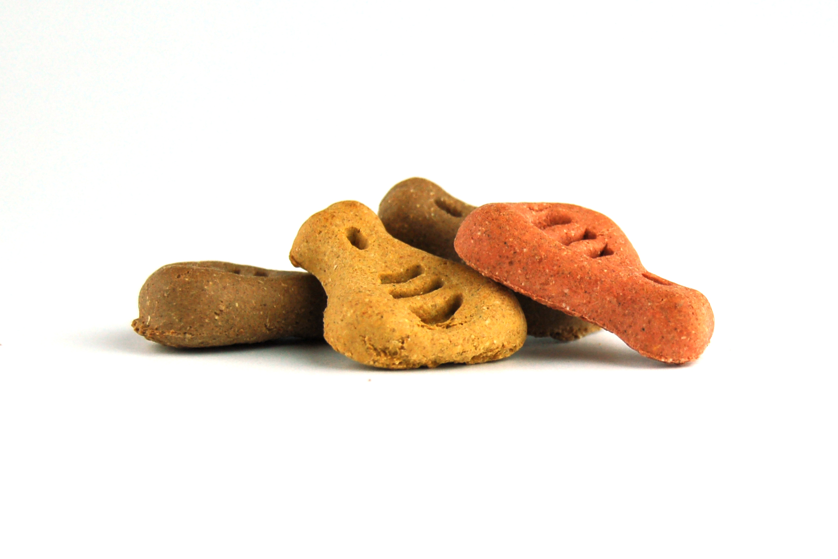 Hundekekse in Pfotenform, Farben: beige, braun, rot.