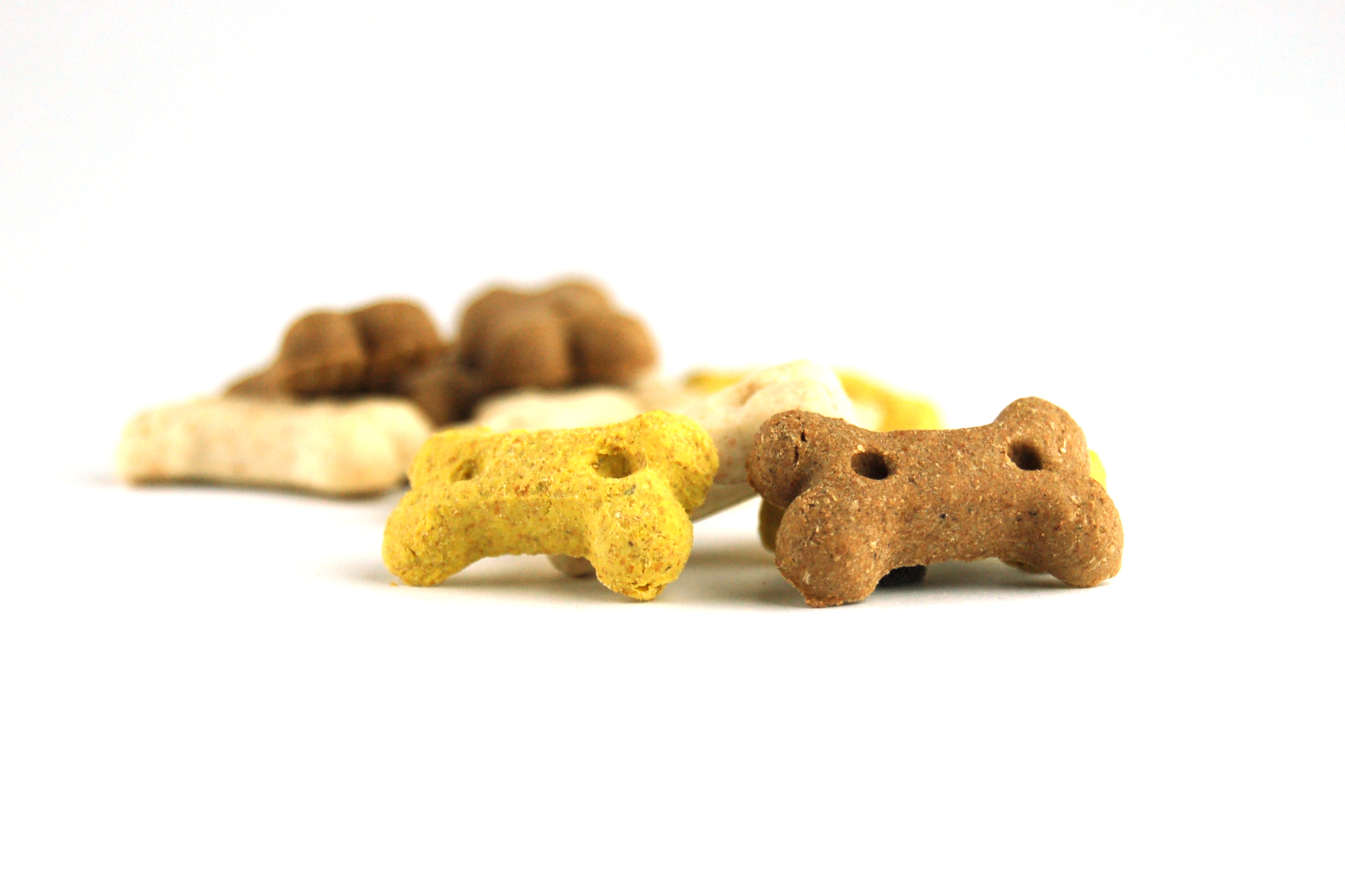 Hunde-Leckerlis, Knochenform, verschiedene Farben: gelb, braun, beige, ohne Verpackung