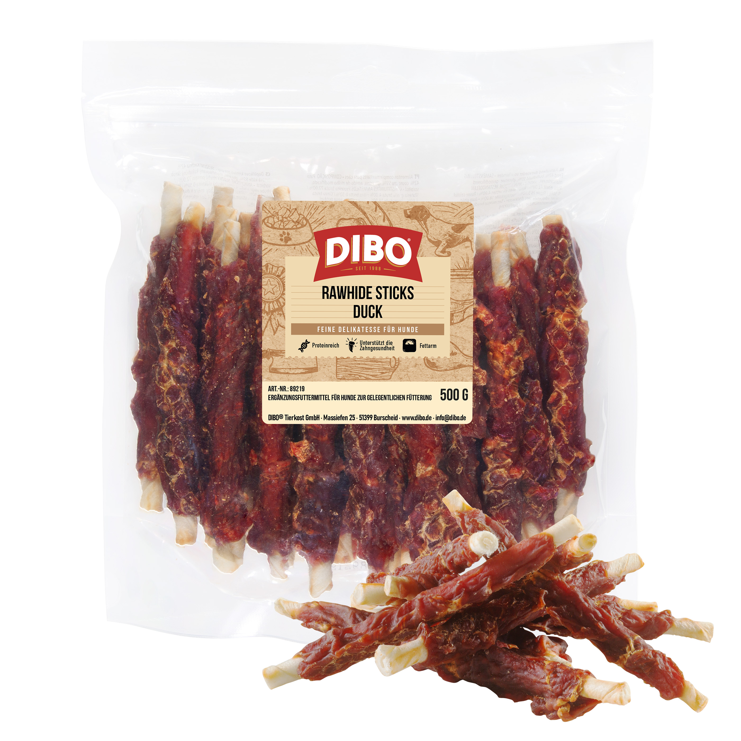 DIBO RawHide Sticks Duck, 500g-Beutel Packung Dibo Rawhide Sticks Duck Hundesnack mit einzelnen Sticks davor auf weißem Hintergrund