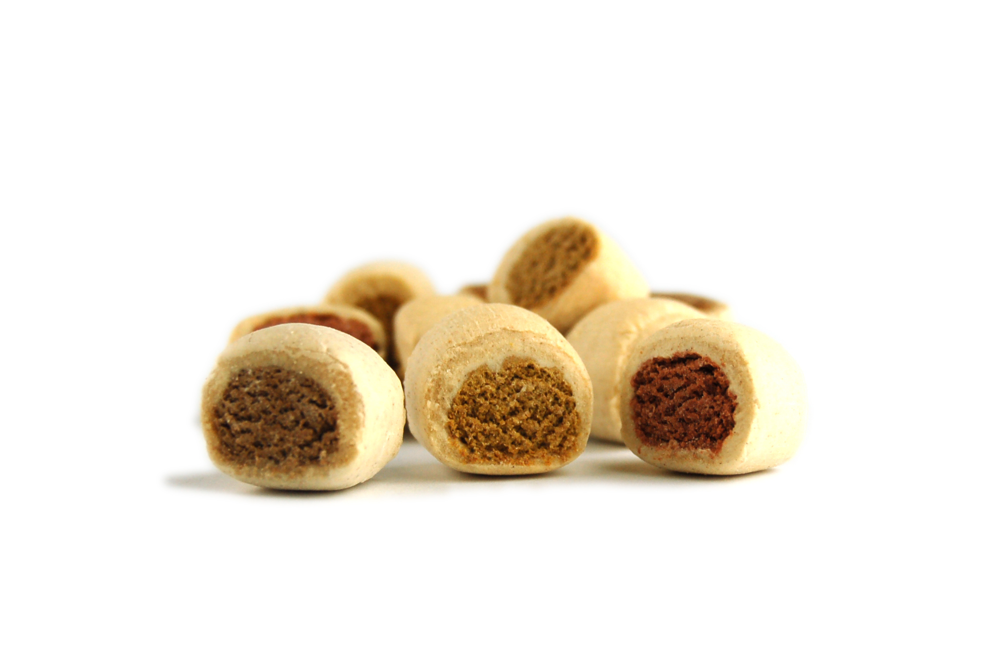 DIBO Snackie-Mix, 500g-Beutel Nahaufnahme von DIBO Snackie Mix, kleinen runden Snacks mit verschiedenen Füllungen in Beige- und Brauntönen