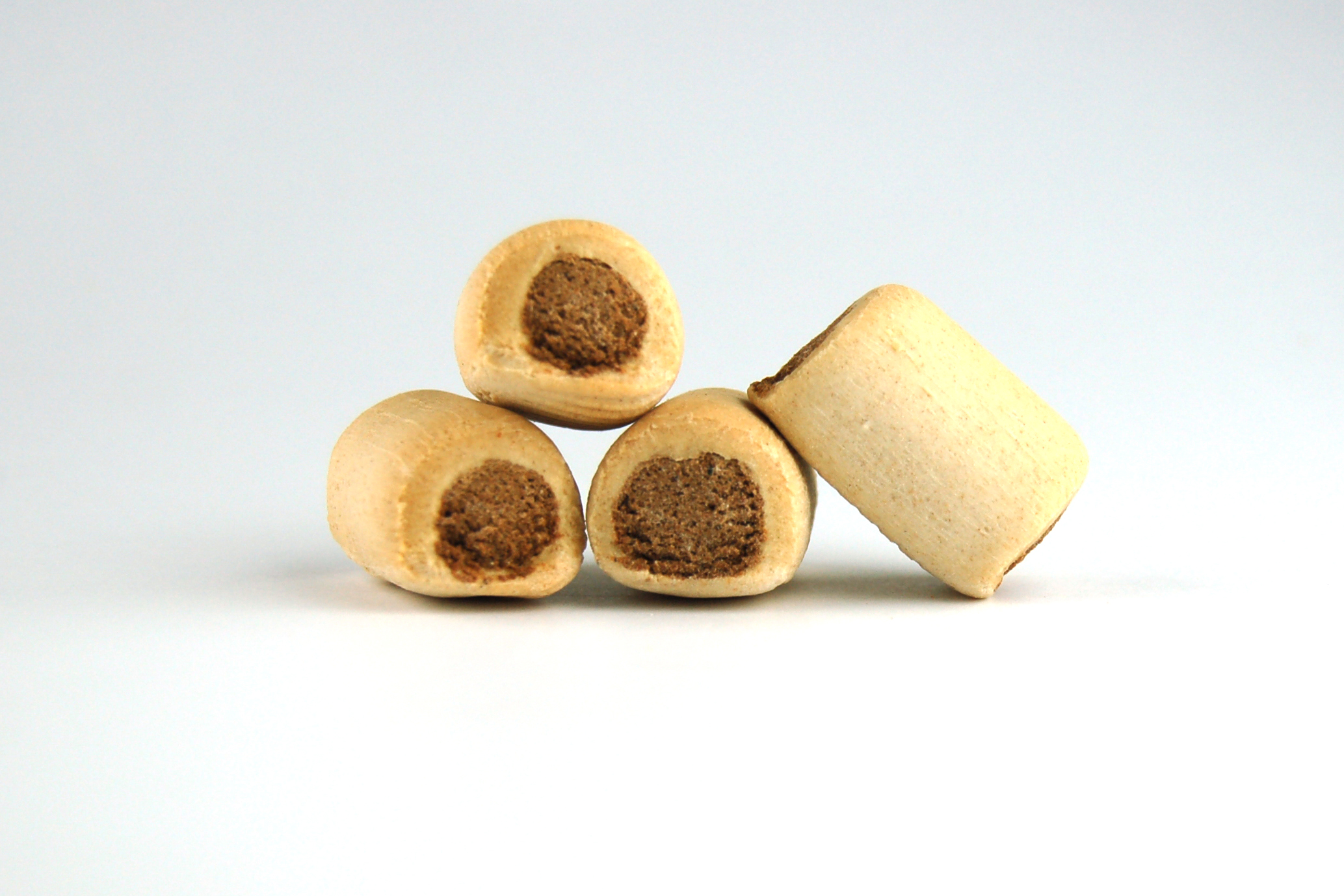 DIBO Duos-Mark, 10kg-Karton Vier beige DIBO Duos Mark Hundekauartikel mit brauner Füllung auf weißem Hintergrund