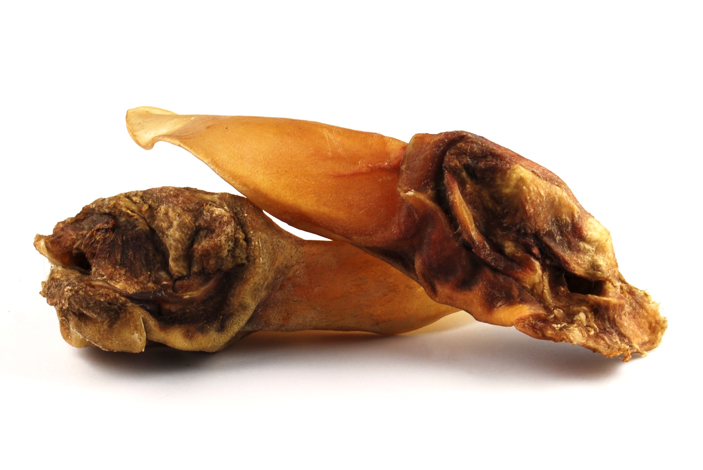 Getrocknete Schweineohren für Hunde, braune Farbe, natürliche Form.