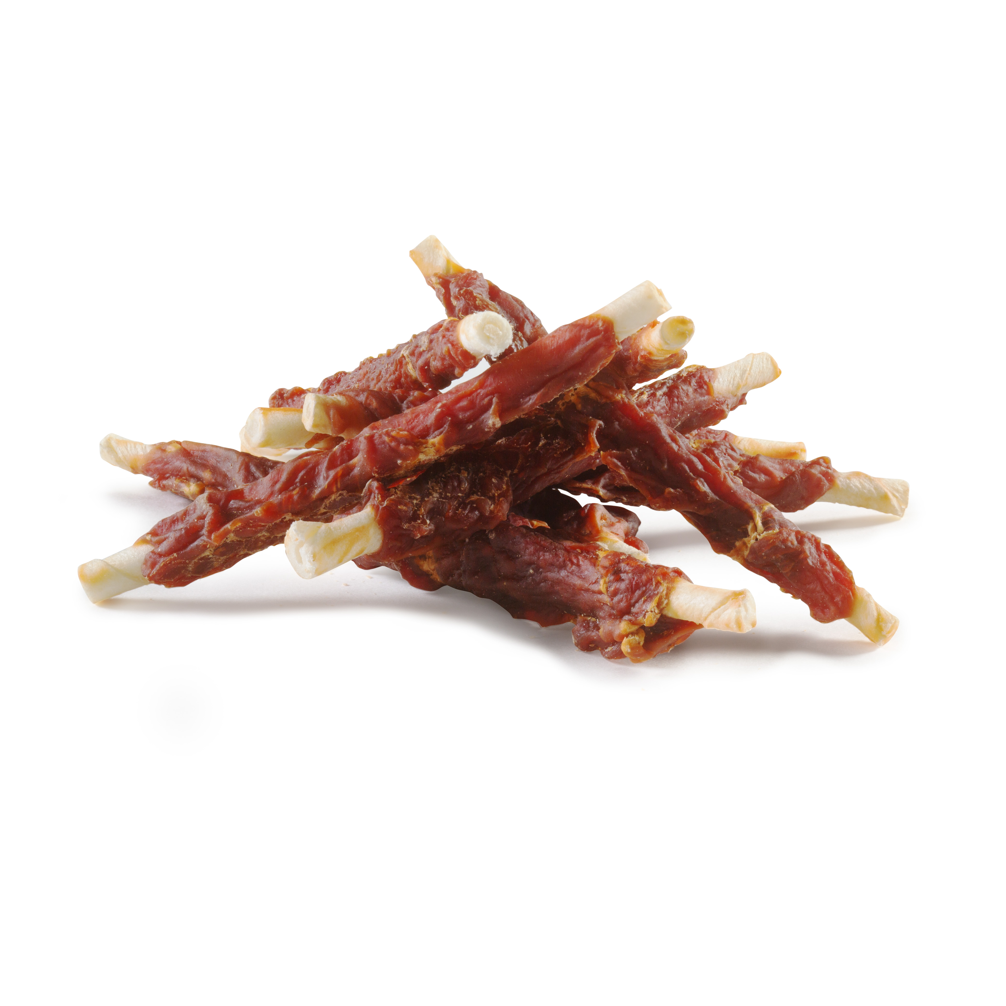 DIBO RawHide Sticks Duck, 100g-Beutel Haufen von rohen Kauknochen mit Entenfleisch umwickelt auf weißem Hintergrund