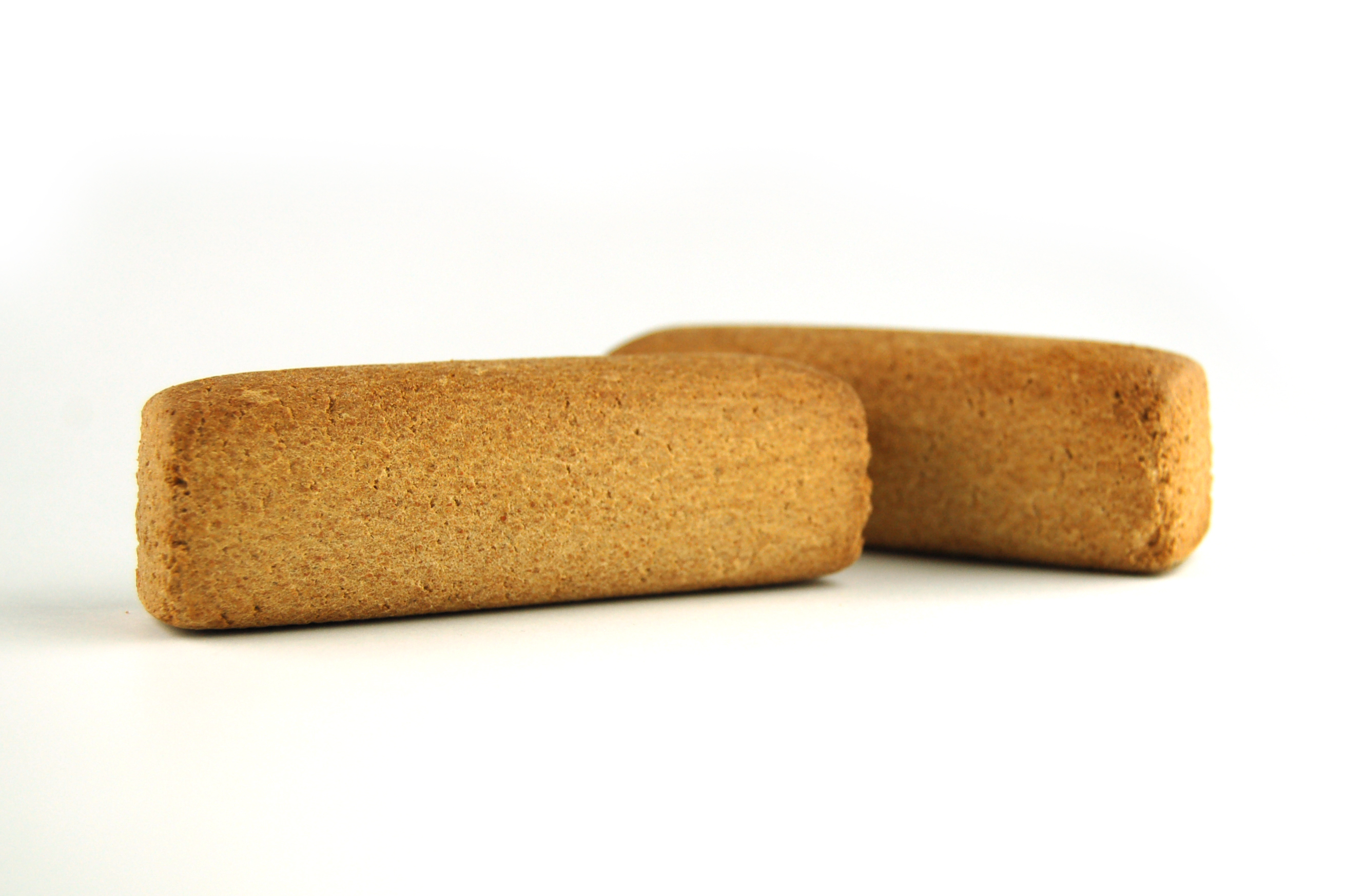 Zwei rechteckige, hellbraune Hundeknochen, glatt, ohne Aufdruck.