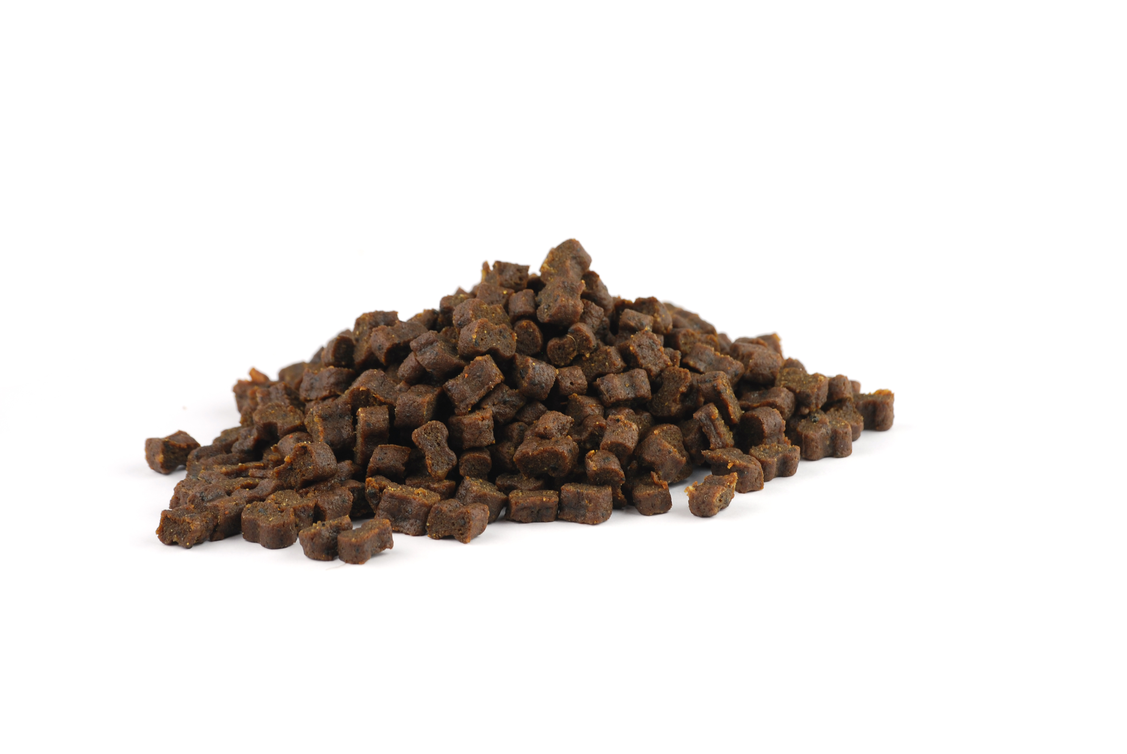 DIBO BARF-Leckerli Strauß, 200g-Beutel Braune, kleine Knochen-förmige Hundeleckerlis als lose Portion auf weißem Hintergrund