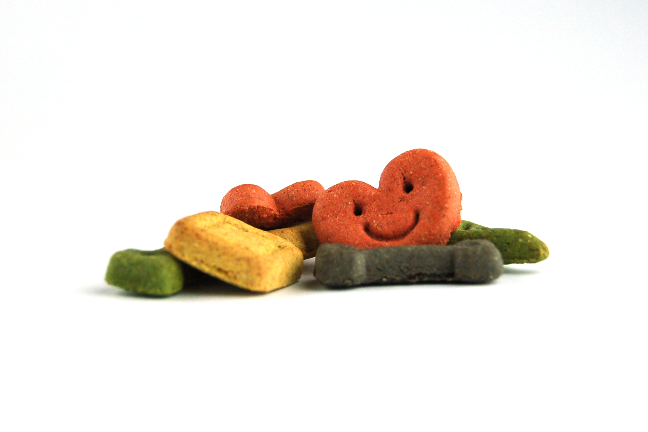 Hundekekse, verschiedene Farben, Formen: Herz mit Gesicht, Knochen, Rechtecke